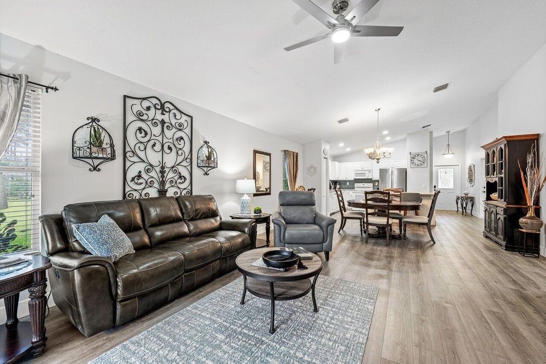 Под контрактом: $497,500 (4 спален, 2 ванн, 1625 Квадратных фут)