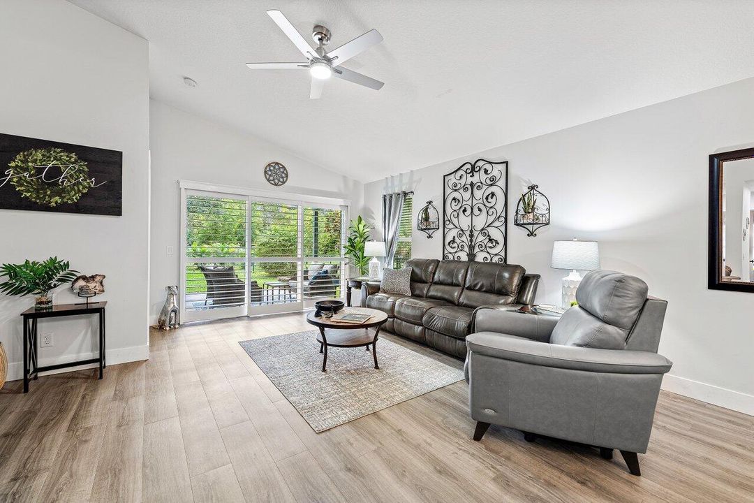 Под контрактом: $497,500 (4 спален, 2 ванн, 1625 Квадратных фут)