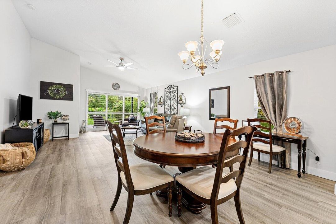 Под контрактом: $497,500 (4 спален, 2 ванн, 1625 Квадратных фут)