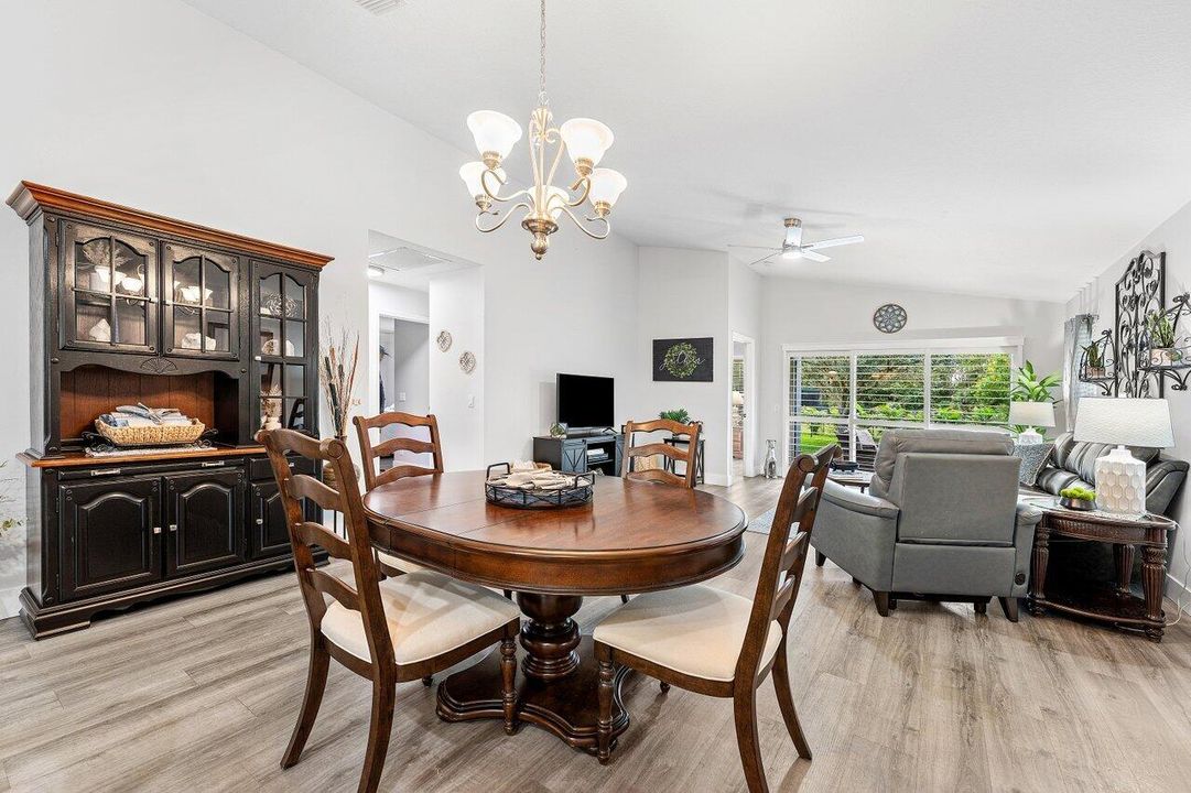 Под контрактом: $497,500 (4 спален, 2 ванн, 1625 Квадратных фут)