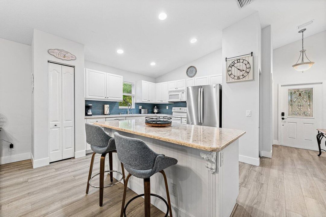 Под контрактом: $497,500 (4 спален, 2 ванн, 1625 Квадратных фут)