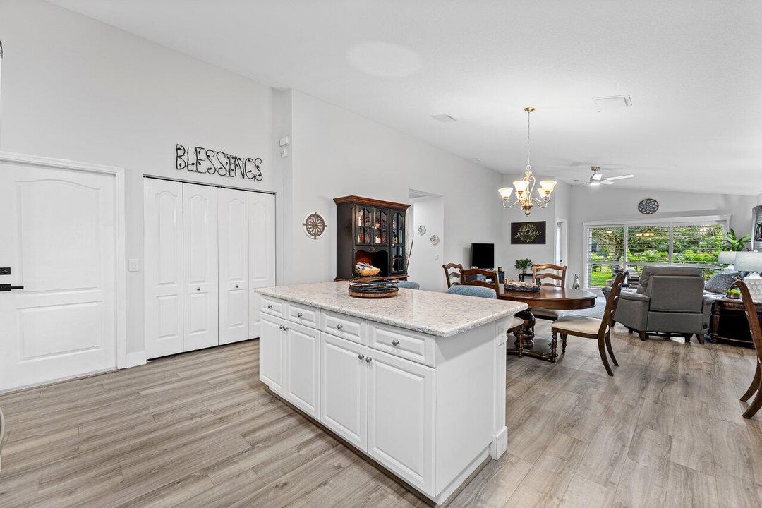 Под контрактом: $497,500 (4 спален, 2 ванн, 1625 Квадратных фут)