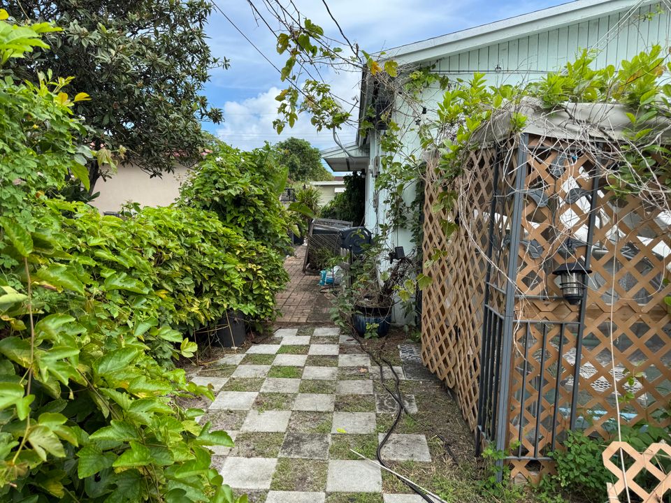 Active With Contract: $285,000 (3 beds, 1 baths, 968 Square Feet)