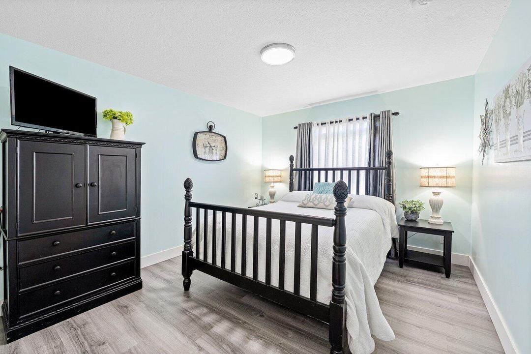 Под контрактом: $497,500 (4 спален, 2 ванн, 1625 Квадратных фут)