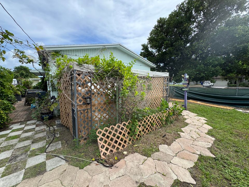 Active With Contract: $285,000 (3 beds, 1 baths, 968 Square Feet)