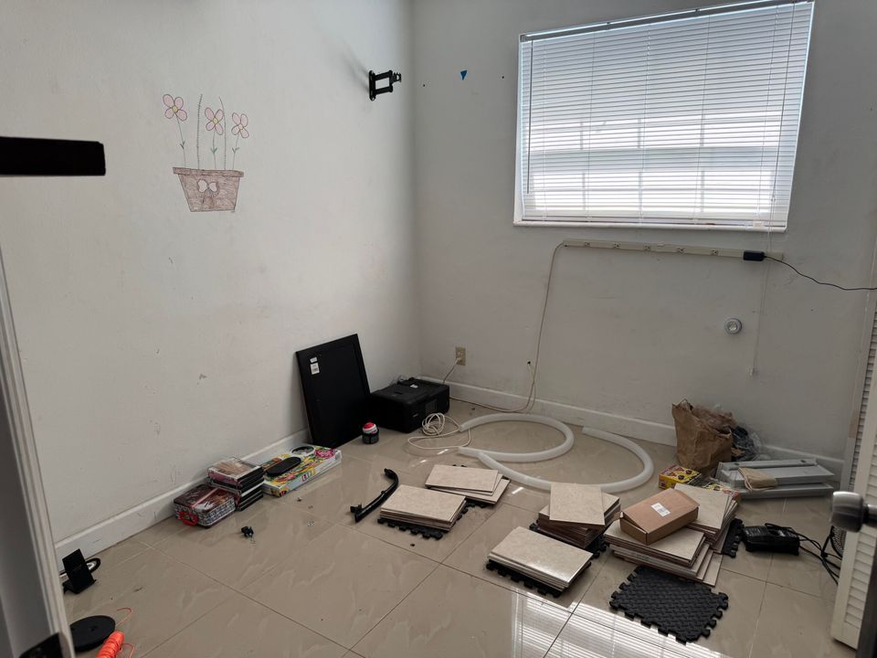 Active With Contract: $285,000 (3 beds, 1 baths, 968 Square Feet)