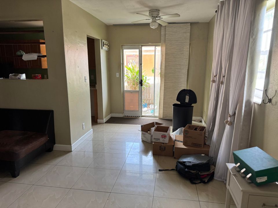 Active With Contract: $285,000 (3 beds, 1 baths, 968 Square Feet)