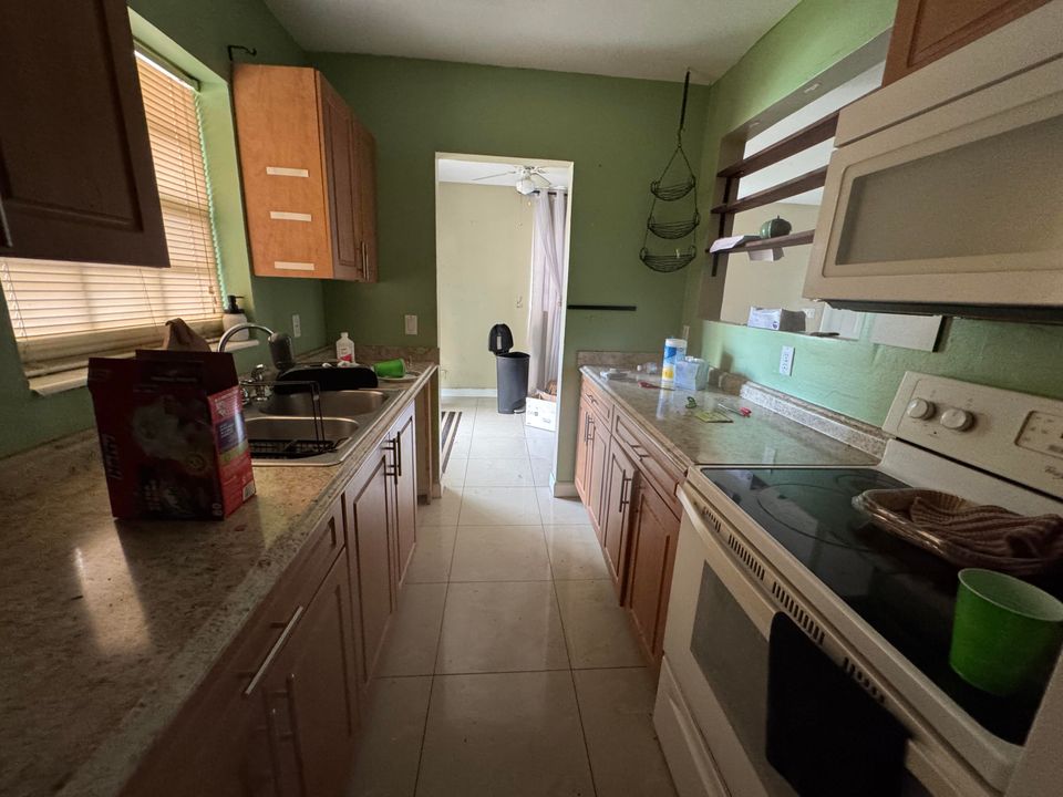 Active With Contract: $285,000 (3 beds, 1 baths, 968 Square Feet)