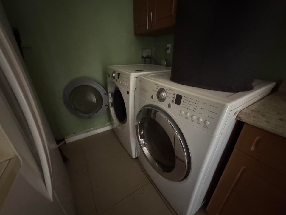 Active With Contract: $285,000 (3 beds, 1 baths, 968 Square Feet)