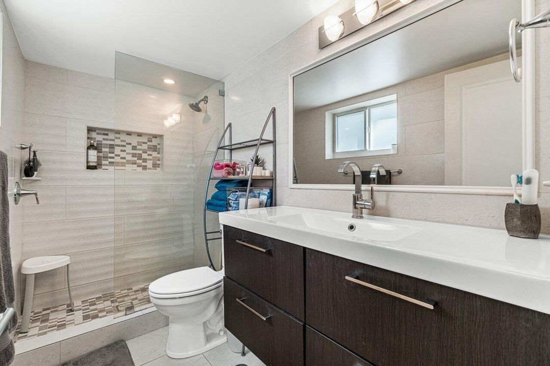 For Sale: $429,000 (2 beds, 2 baths, 972 Square Feet)