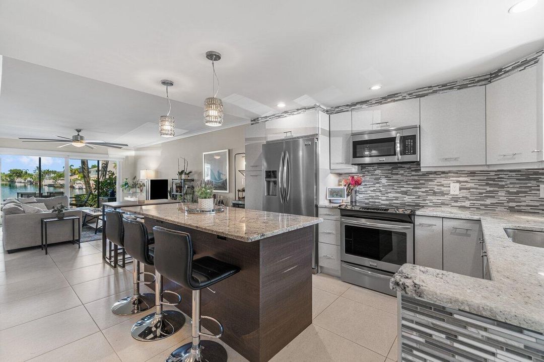 For Sale: $429,000 (2 beds, 2 baths, 972 Square Feet)