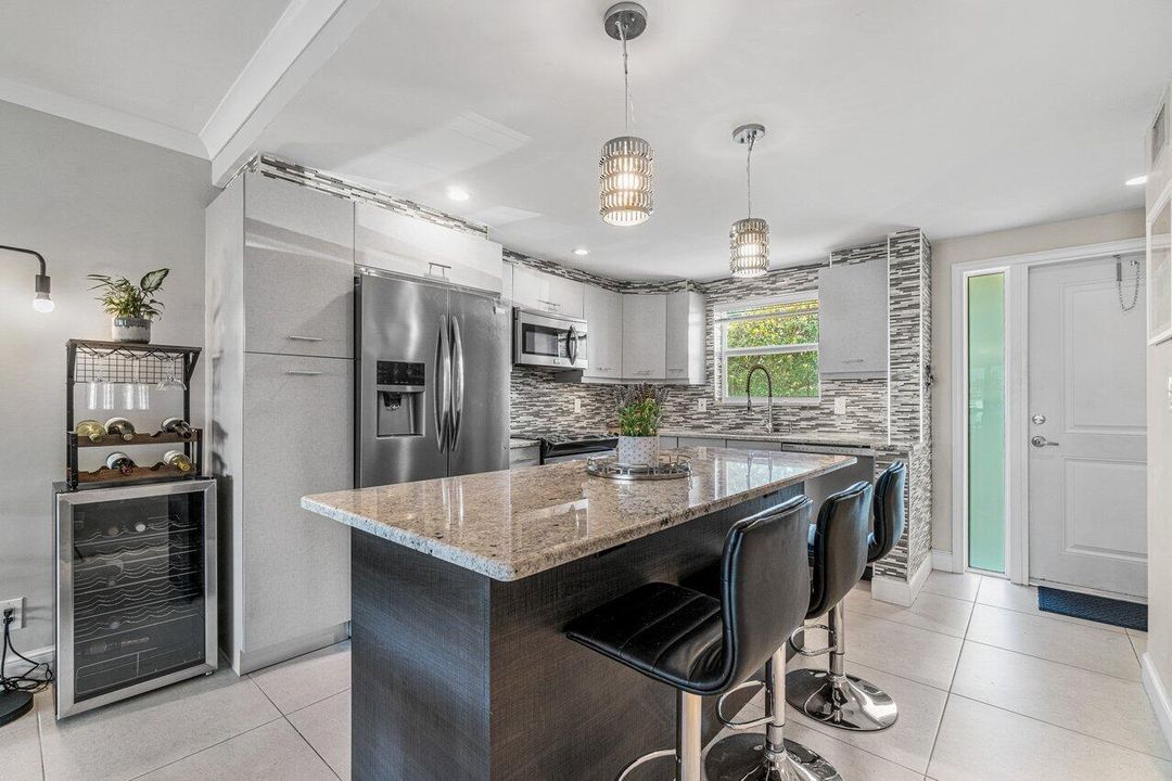 For Sale: $429,000 (2 beds, 2 baths, 972 Square Feet)