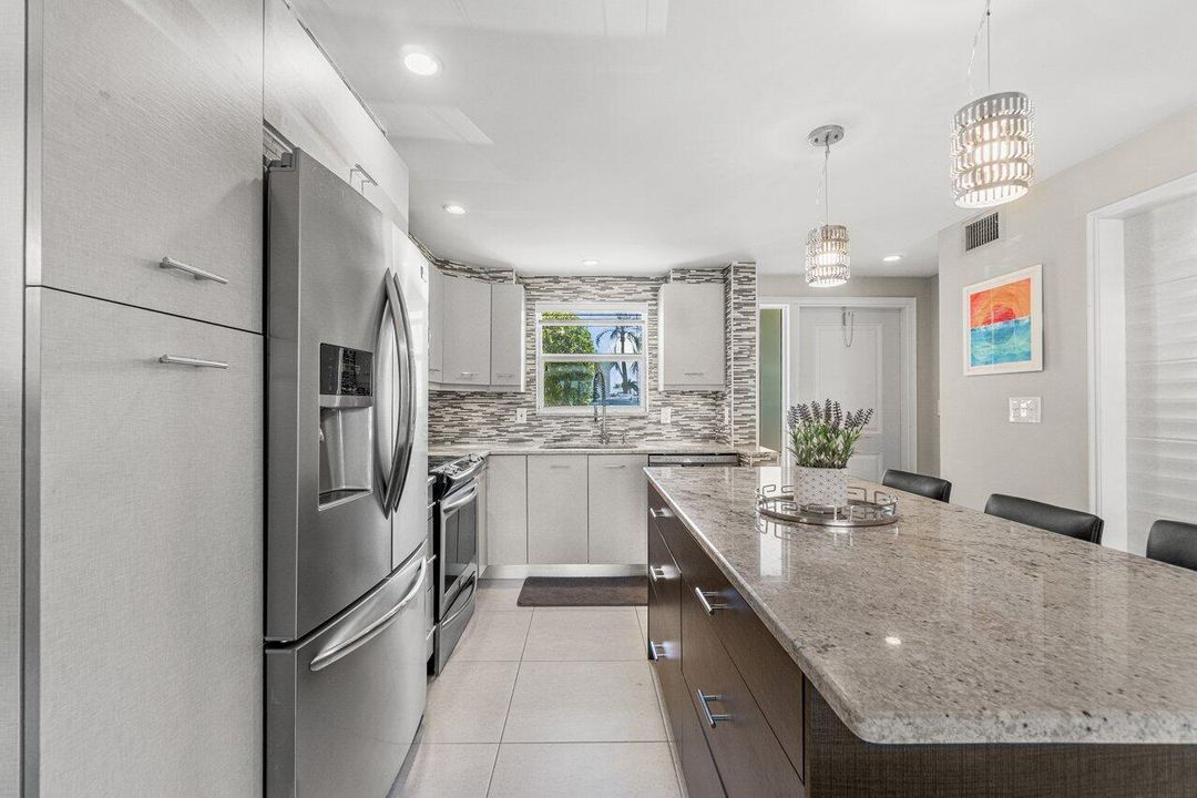 For Sale: $429,000 (2 beds, 2 baths, 972 Square Feet)