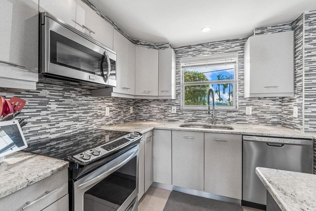 For Sale: $429,000 (2 beds, 2 baths, 972 Square Feet)