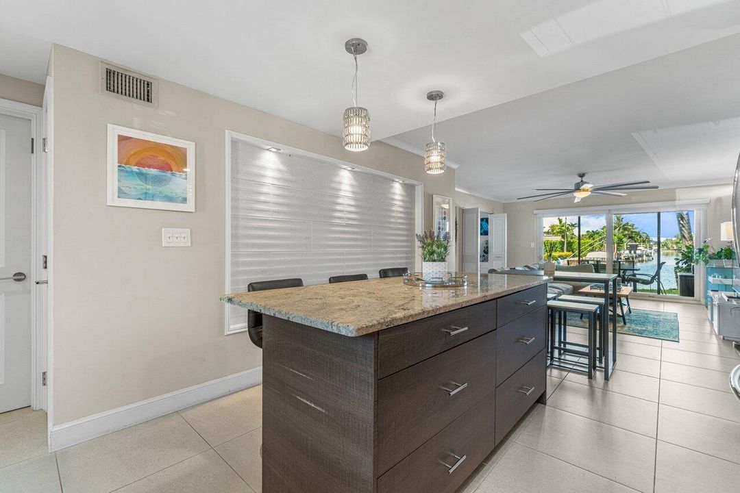 For Sale: $429,000 (2 beds, 2 baths, 972 Square Feet)