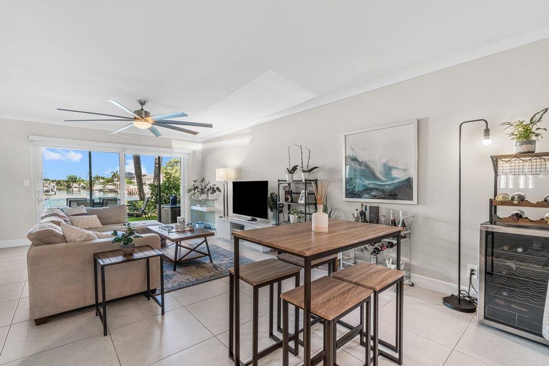 For Sale: $429,000 (2 beds, 2 baths, 972 Square Feet)