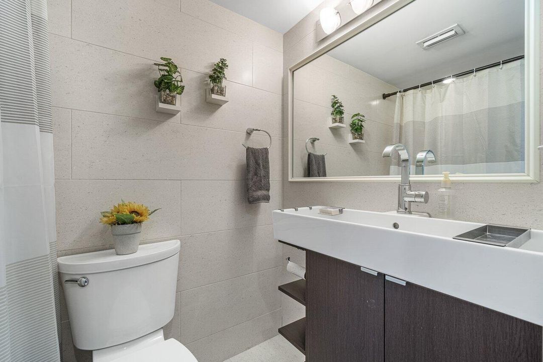 For Sale: $429,000 (2 beds, 2 baths, 972 Square Feet)