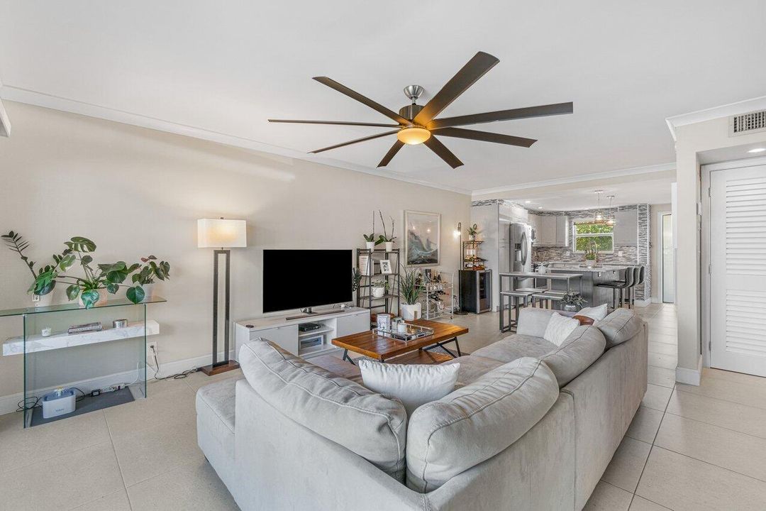 For Sale: $429,000 (2 beds, 2 baths, 972 Square Feet)