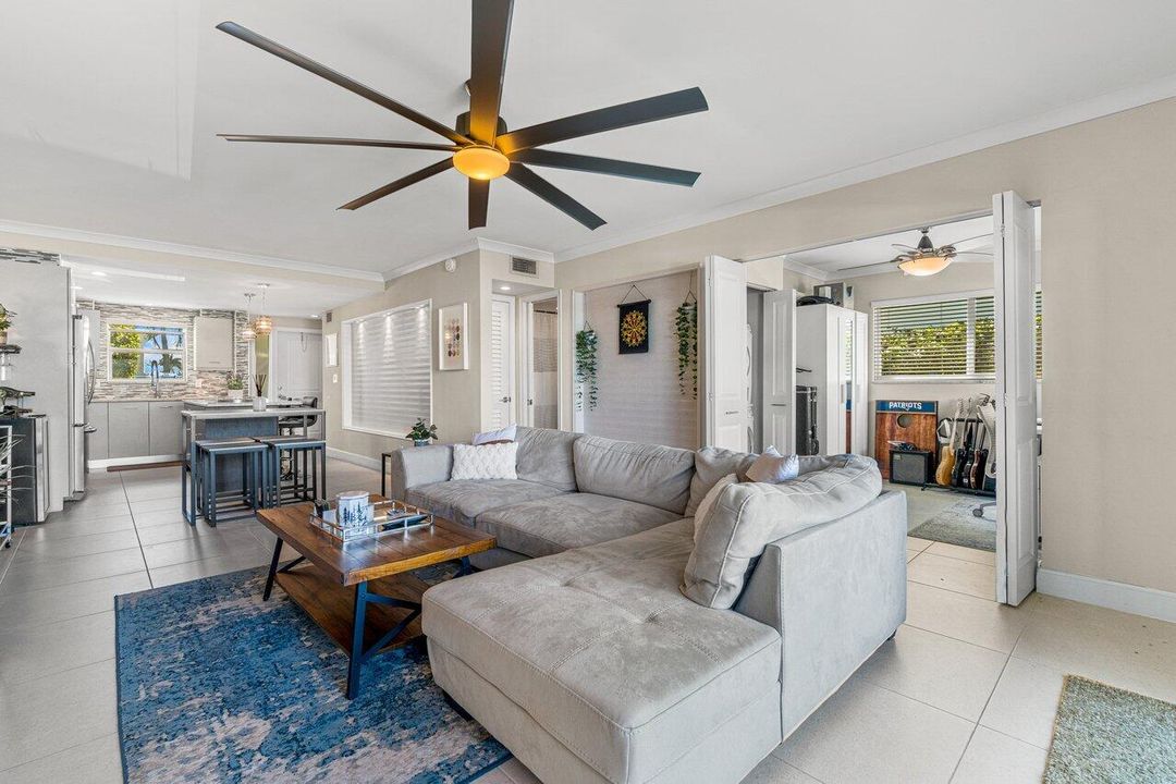 For Sale: $429,000 (2 beds, 2 baths, 972 Square Feet)