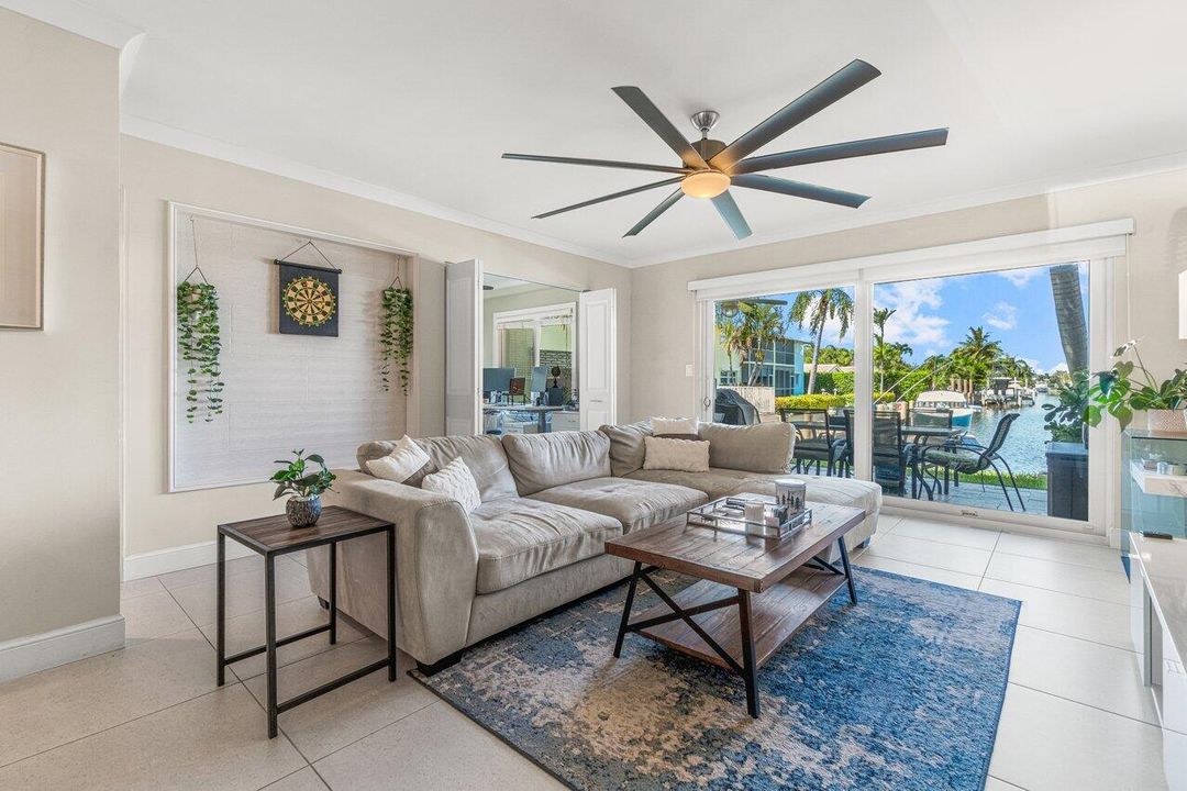 For Sale: $429,000 (2 beds, 2 baths, 972 Square Feet)