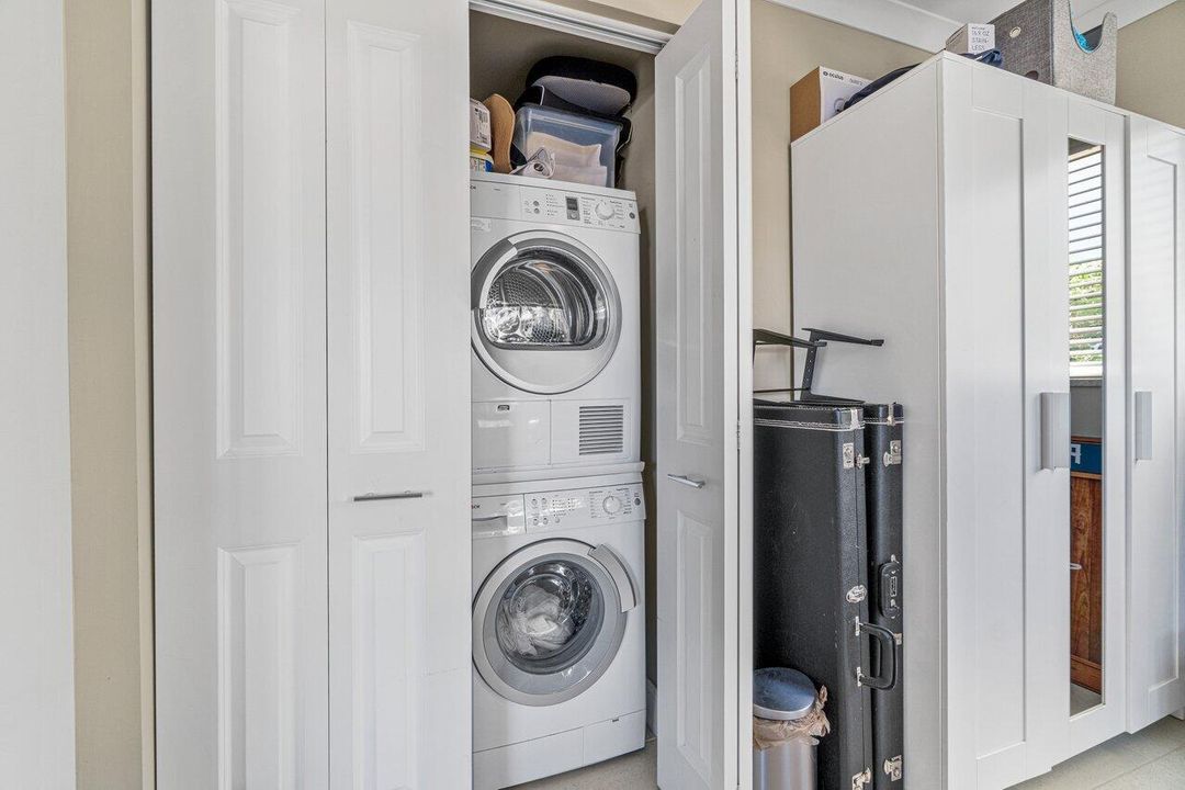 For Sale: $429,000 (2 beds, 2 baths, 972 Square Feet)