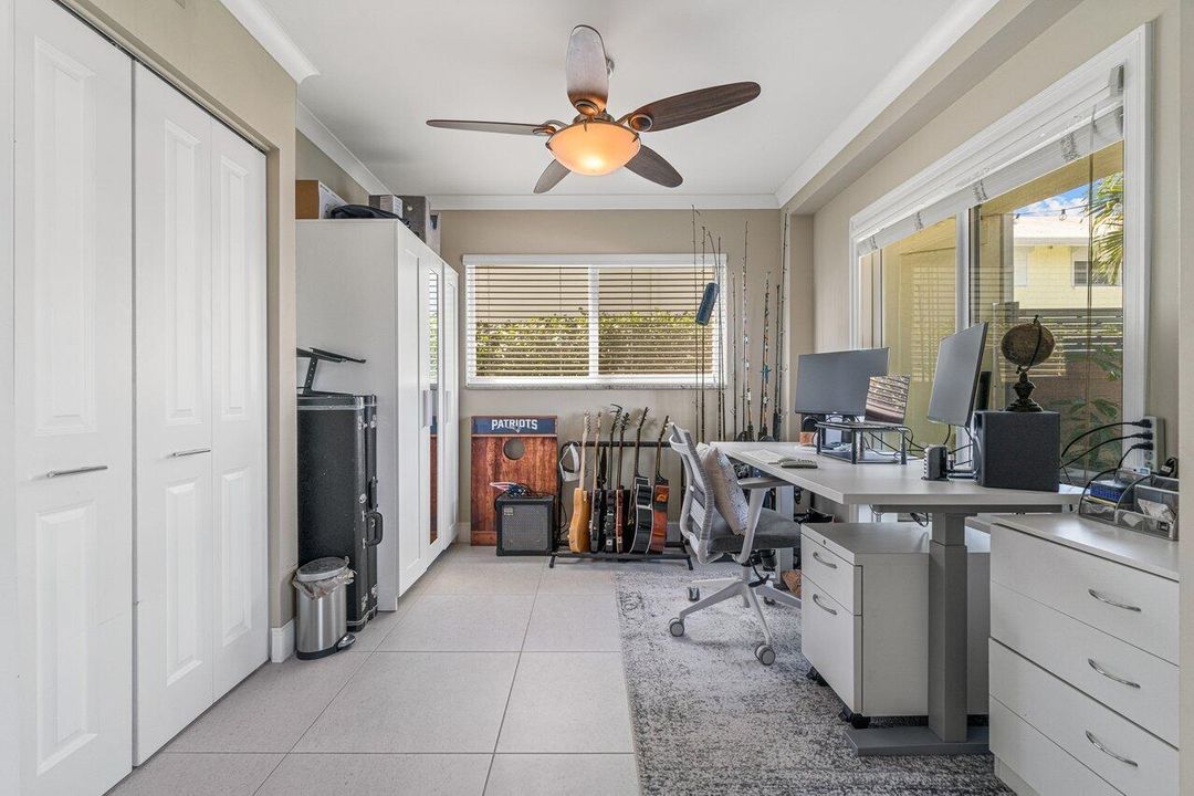 For Sale: $429,000 (2 beds, 2 baths, 972 Square Feet)