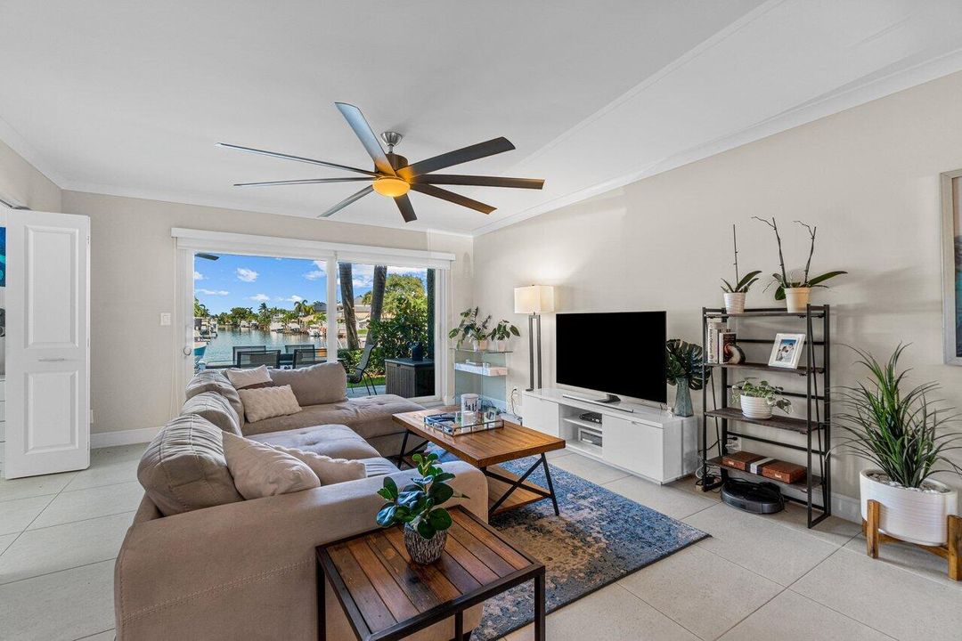 For Sale: $429,000 (2 beds, 2 baths, 972 Square Feet)