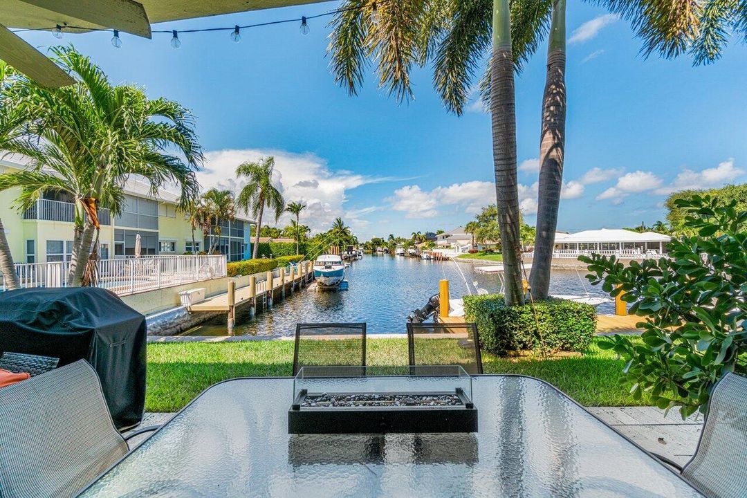 For Sale: $429,000 (2 beds, 2 baths, 972 Square Feet)