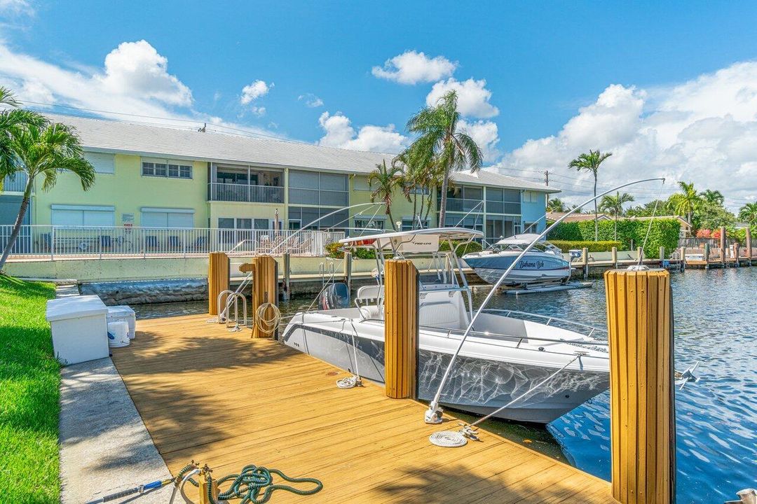 For Sale: $429,000 (2 beds, 2 baths, 972 Square Feet)