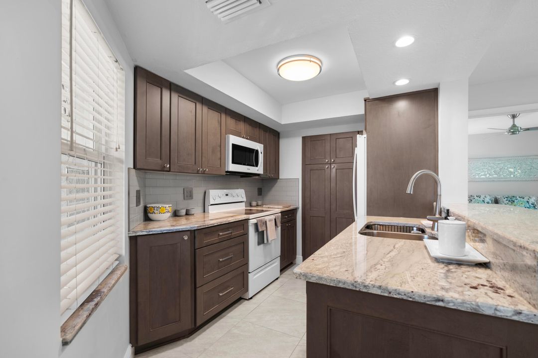 For Sale: $258,000 (2 beds, 2 baths, 1200 Square Feet)