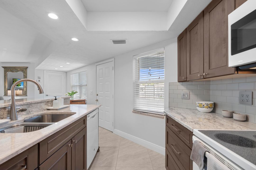 For Sale: $258,000 (2 beds, 2 baths, 1200 Square Feet)