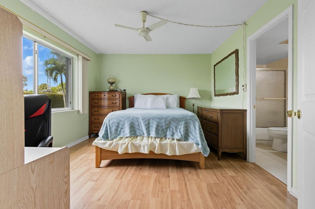 待售: $192,000 (2 贝兹, 2 浴室, 1088 平方英尺)