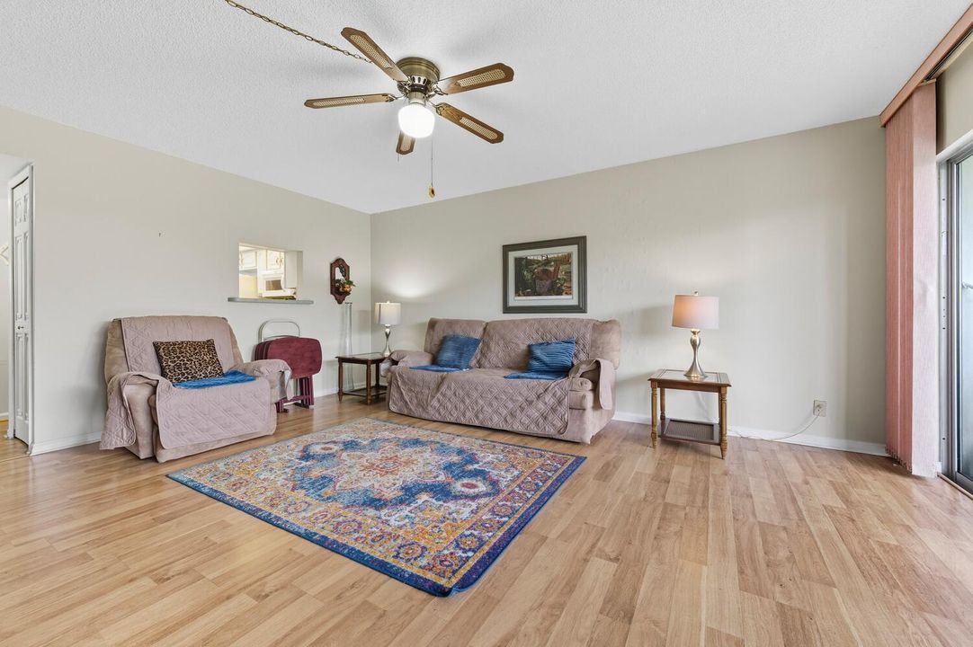 待售: $192,000 (2 贝兹, 2 浴室, 1088 平方英尺)