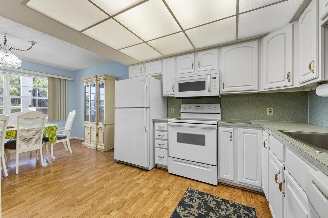 待售: $192,000 (2 贝兹, 2 浴室, 1088 平方英尺)