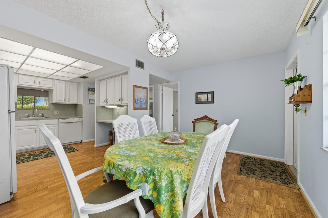 待售: $192,000 (2 贝兹, 2 浴室, 1088 平方英尺)