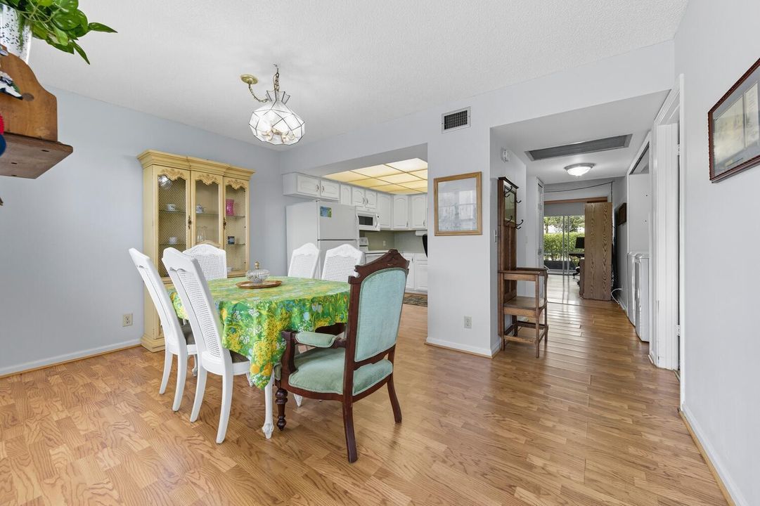 待售: $192,000 (2 贝兹, 2 浴室, 1088 平方英尺)