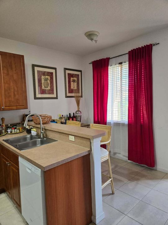 Под контрактом: $2,500 (3 спален, 2 ванн, 1650 Квадратных фут)