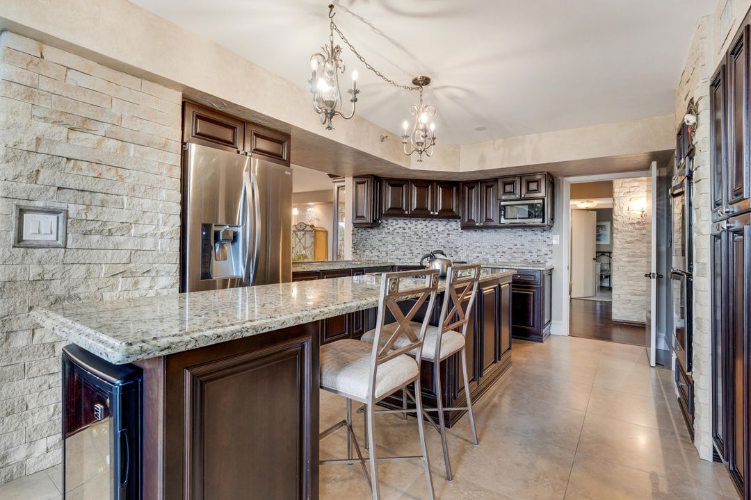 Под контрактом: $625,000 (3 спален, 2 ванн, 2639 Квадратных фут)