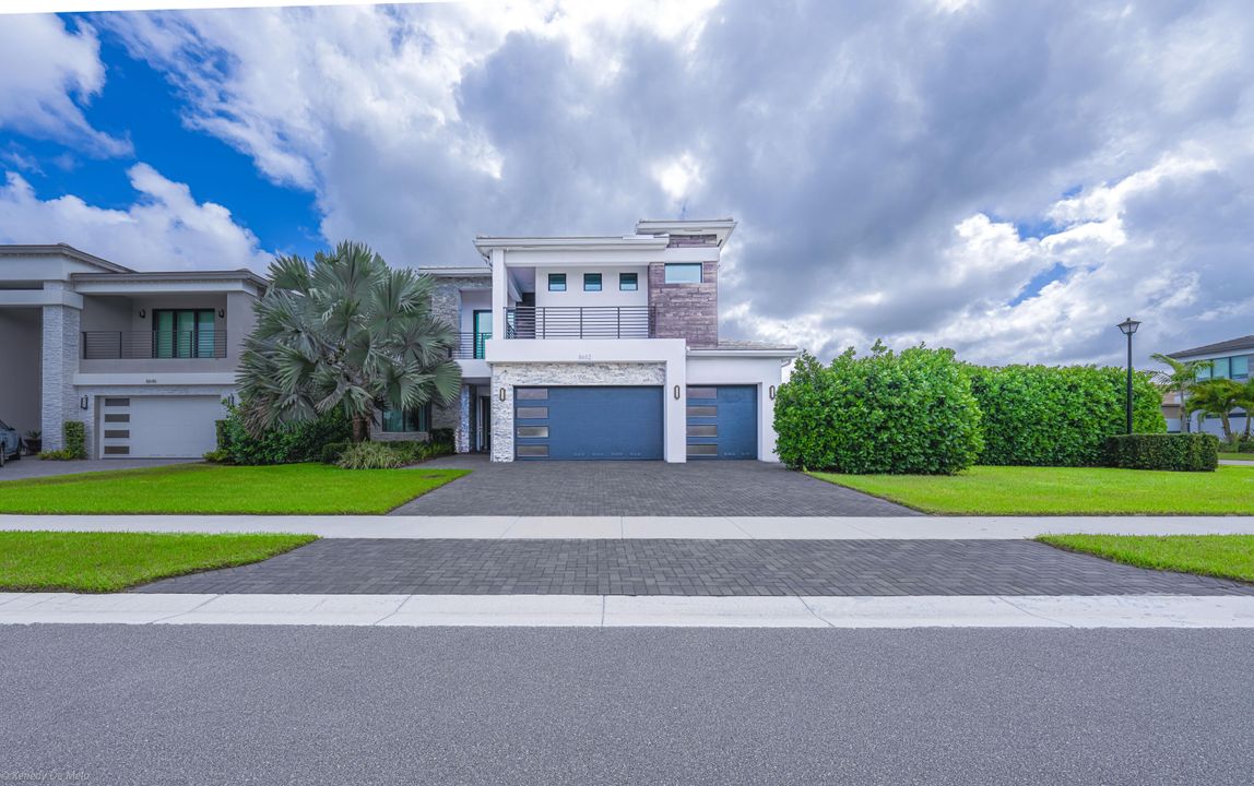 出租: $15,500 (4 贝兹, 5 浴室, 3703 平方英尺)