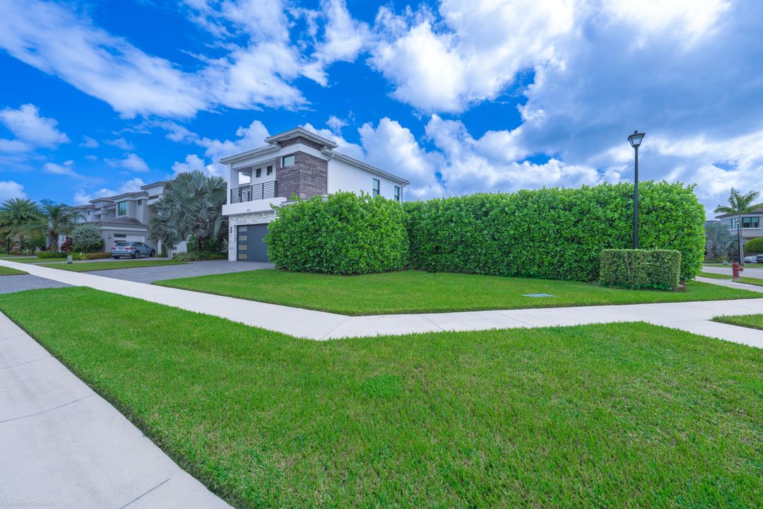 出租: $15,500 (4 贝兹, 5 浴室, 3703 平方英尺)