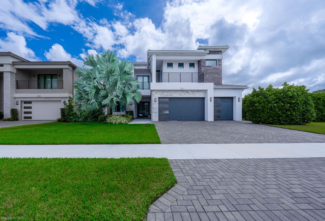 出租: $15,500 (4 贝兹, 5 浴室, 3703 平方英尺)