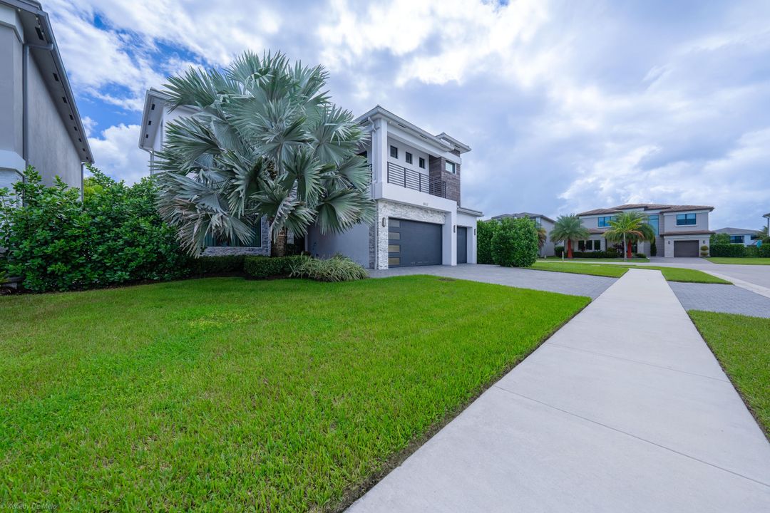 出租: $15,500 (4 贝兹, 5 浴室, 3703 平方英尺)