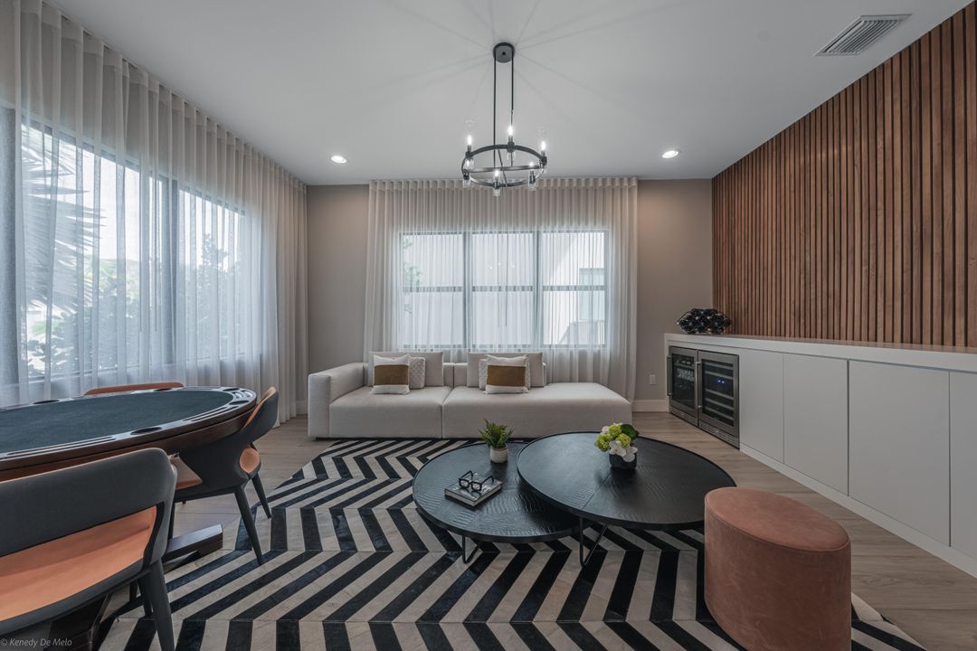 出租: $15,500 (4 贝兹, 5 浴室, 3703 平方英尺)