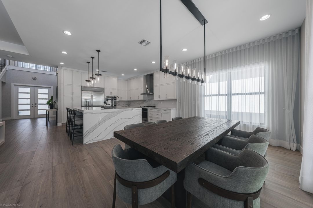 出租: $15,500 (4 贝兹, 5 浴室, 3703 平方英尺)