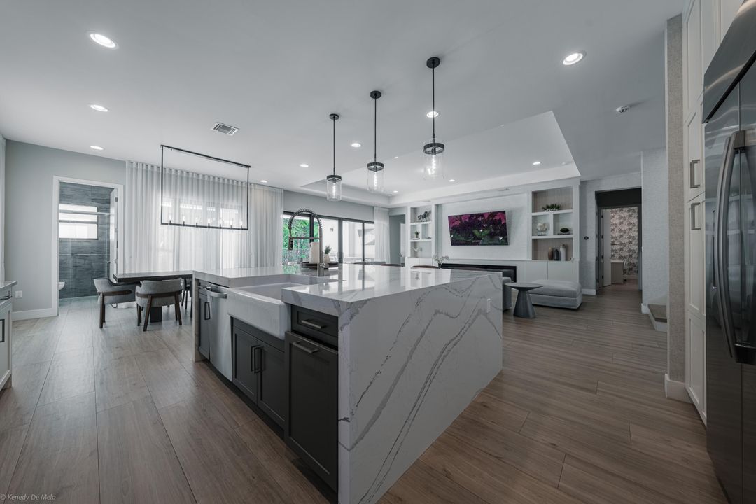 出租: $15,500 (4 贝兹, 5 浴室, 3703 平方英尺)