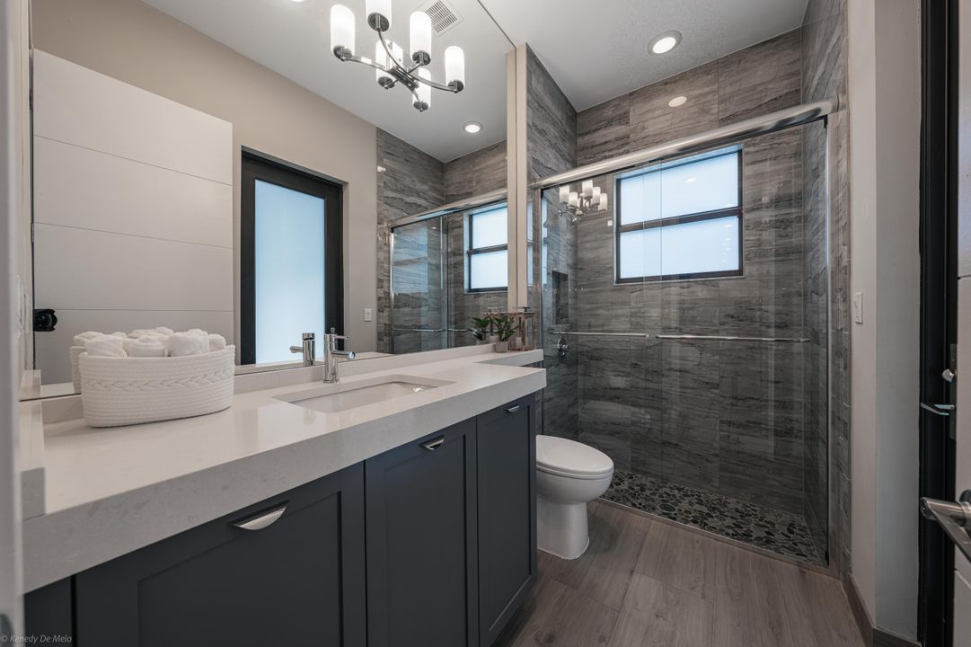 出租: $15,500 (4 贝兹, 5 浴室, 3703 平方英尺)