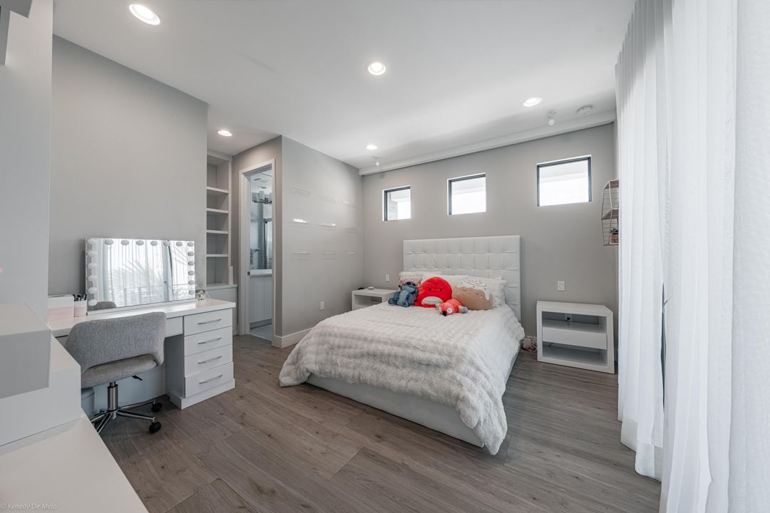 出租: $15,500 (4 贝兹, 5 浴室, 3703 平方英尺)