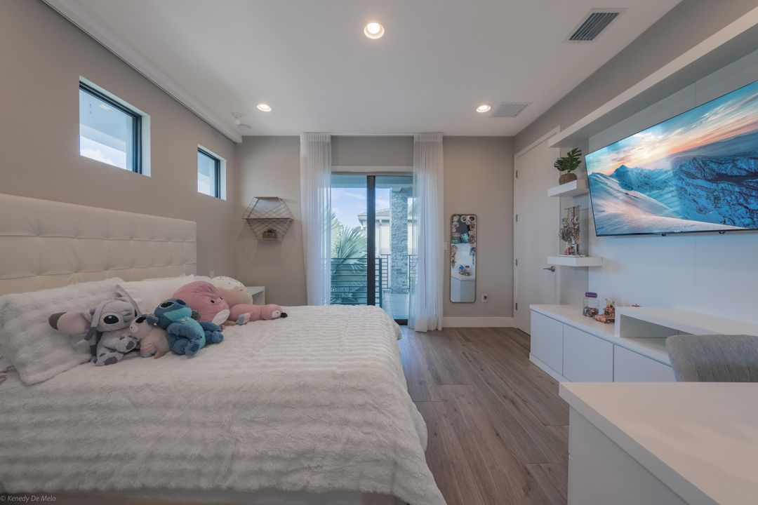 出租: $15,500 (4 贝兹, 5 浴室, 3703 平方英尺)