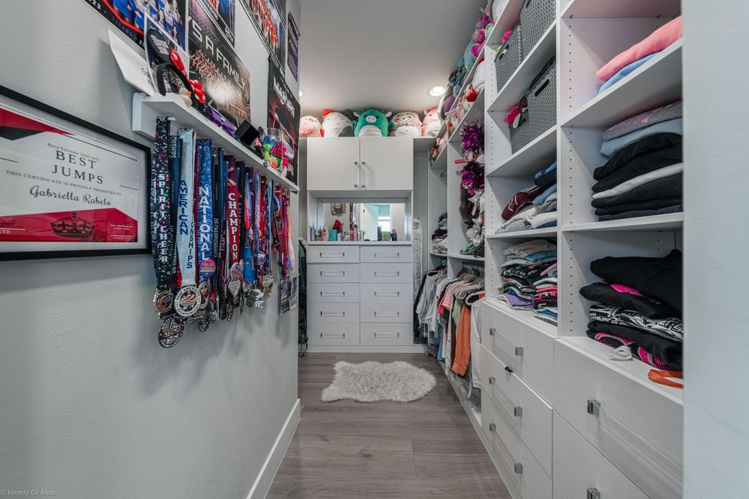 出租: $15,500 (4 贝兹, 5 浴室, 3703 平方英尺)