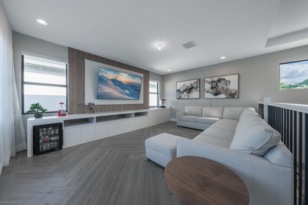 出租: $15,500 (4 贝兹, 5 浴室, 3703 平方英尺)